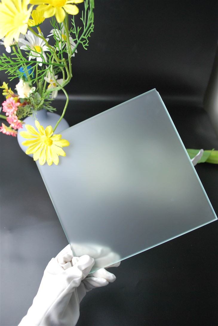 زجاج مسطح بتأثير الساتان